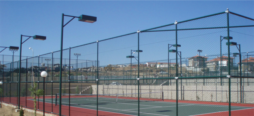 Sportanlagen-Zaunanlage mit Klemmsystem